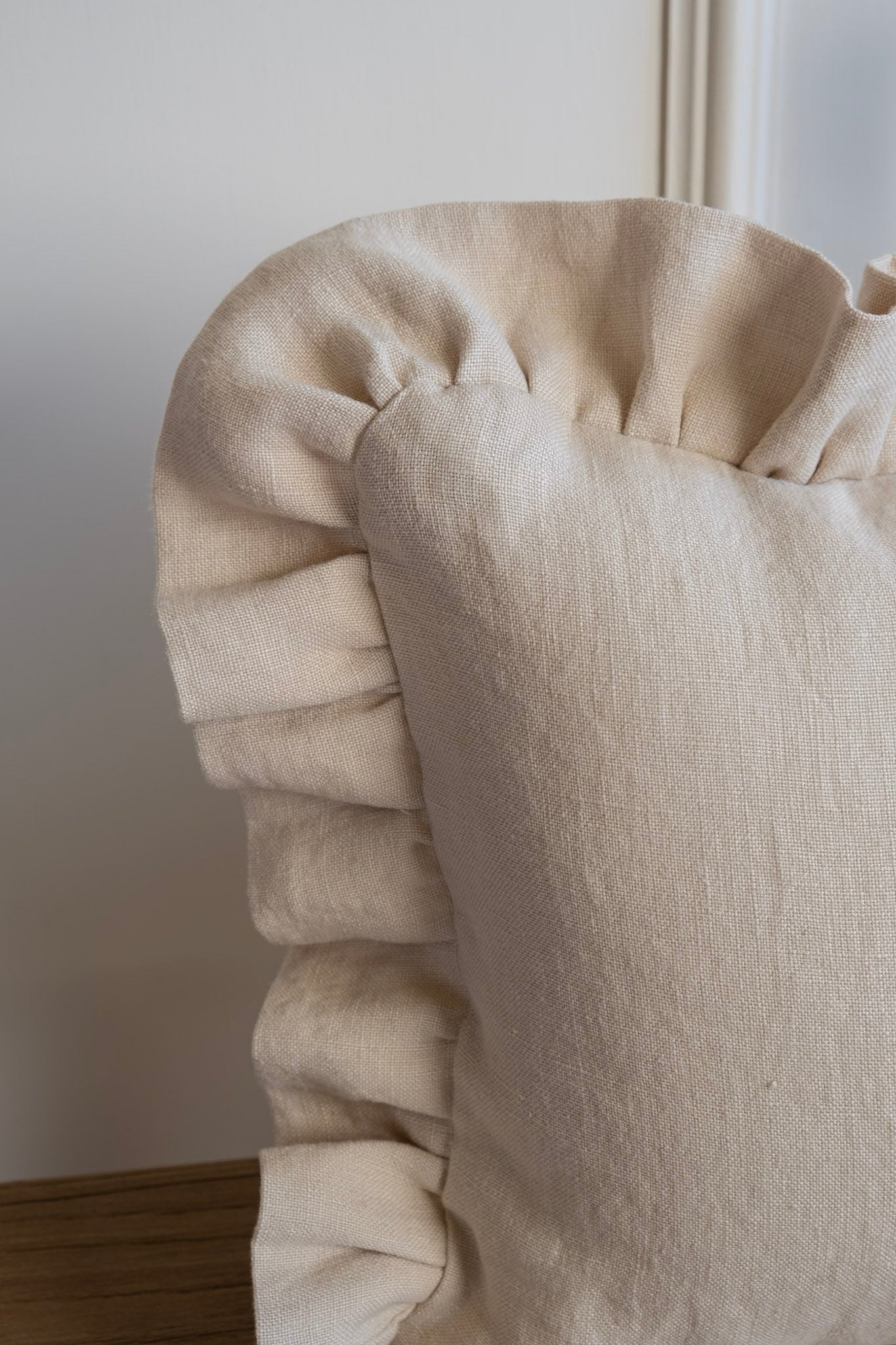 Éire Linen Frill Lumbar Cushion - Lace